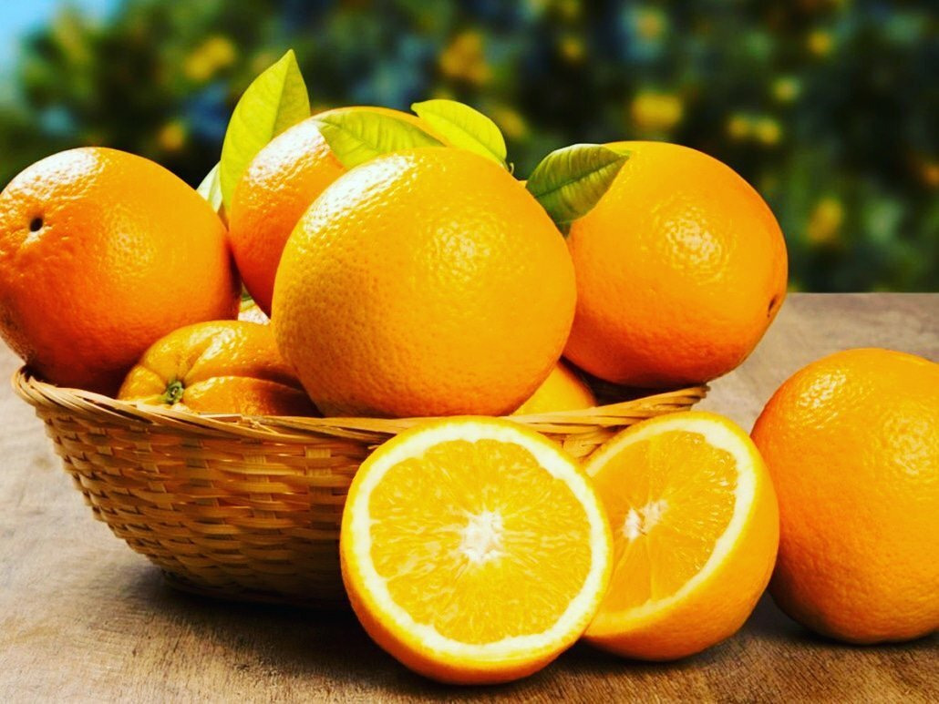 Sunshine Spheres: The Splendor of Organic Oranges